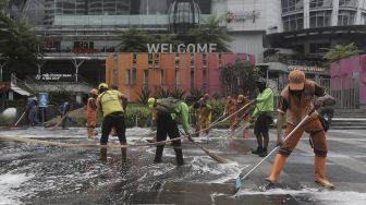 Pembersihan Trotoar Sepanjang Jalan Sudirman-Thamrin