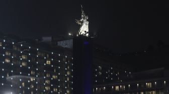 Suasana Bundaran Hotel Indonesia (HI) sebelum penerangannya dipadamkan saat berlangsung Earth Hour di Jakarta, Sabtu (27/3/2021). [Suara.com/Angga Budhiyanto]