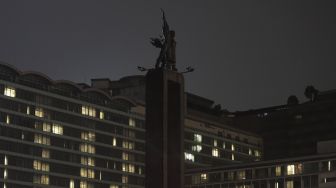 Suasana Bundaran Hotel Indonesia (HI) yang sebagian penerangannya dipadamkan saat berlangsung Earth Hour di Jakarta, Sabtu (27/3/2021). [Suara.com/Angga Budhiyanto]