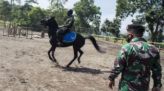 Peraga latihan berkuda mempraktekan cara berkuda kepada Siswa Pendidikan Kejuruan Bintara Kavaleri (Dikjurbakav) di Pusat Pendidikan Kavaleri (Pusdikkav) Kodiklatad, Padalarang, Kabupaten Bandung Barat, Jawa Barat, Jumat (26/3/2021). [ANTARA FOTO/M Agung Rajasa]