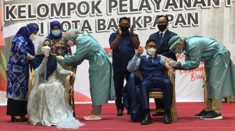 Pakai Baju Pengantin, Sepasang Mempelai di Balikpapan Ikut Vaksinasi