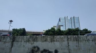 Ngeri! Pembatas Flyover Slipi &#039;Ompong&#039; usai Truk Terbang Timpa Mobil TNI
