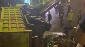 Detik-detik Truk Bermuatan Tanah Terjun dari Flyover Slipi Timpa Mobil TNI