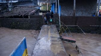 Kondisi jembatan yang rusak pascabanjir luapan sungai di Sukamiskin, Bandung, Jawa Barat, Sabtu (27/3/2021).  ANTARA FOTO/Novrian Arbi