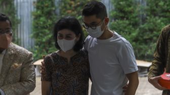 Istri Pengacara Hotma Sitompul, Desiree Tarigan saat  menggelar konferensi pers terkait masalah rumah tangganya di Kawasan Cipete, Jakarta Selatan, Senin (29/3/2021). [Suara.com/Alfian Winanto]