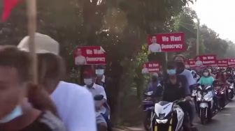 Menentang Kudeta Myanmar, Rombongan Bikers Ini Nekat Turun ke Jalan