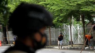 Anggota polisi mengumpulkan sisa serpihan ledakan bom bunuh diri di depan Gereja Katedral Makassar, Sulawesi Selatan, Senin (29/3/2021). ANTARA FOTO/Arnas Padda
