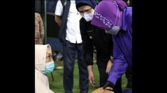 Kunjungi Korban Kebakaran Kilang Pertamina Balongan, Risma Pijat Bahu Warga