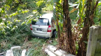 Tabrak Pembatas Jalan Bypass Bandar Lampung, Mobil Ini Terjun ke Parit