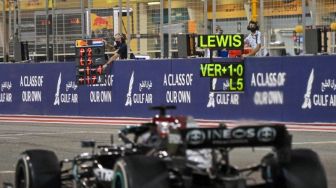 Hasil F1 GP Bahrain 2021: Tahan Gempuran Verstappen, Hamilton Juara