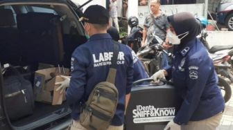 Densus 88 Amankan Tiga Koper Barang Bukti Terduga Teroris di Bekasi