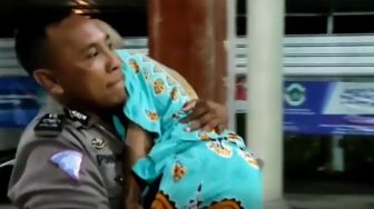 Evakuasi Nenek Ngesot Puluhan Tahun di Pasar, Aksi Polisi Ini Banjir Pujian