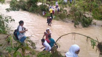 Pasca Putus, Warga Dua Jorong di Sijunjung Bangun Jembatan Darurat