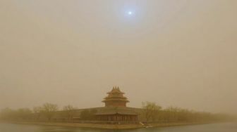 Matahari Berubah Biru dan Langit Jadi Kuning di Beijing