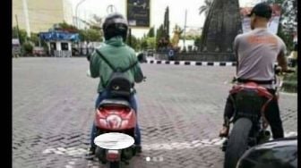 Pria Berkaus Tulisan Polisi Tak Pakai Helm saat Berkendara, Ini Faktanya