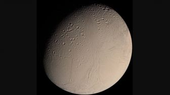 Bulan Mungil Saturnus Diprediksi Sembunyikan Lautan Dalam