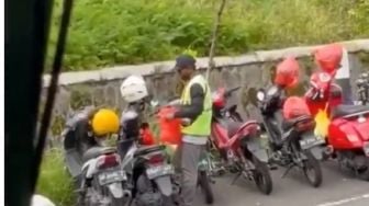 Tukang Parkir Ini Kasih Servis Plus Plus, Jadi Buah Bibir Warganet