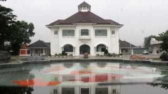 Refleksi Gedung Juang Bekasi di Jalan Sultan Hasanudin, Desa Setiadarma Kecamatan Tambun Selatan Kabupaten Bekasi (30/03/21). [Suara.com/Dian Latifah]