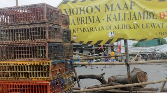 Anak-anak bermain layangan diatas jembatan graha Prima Kali jambe di tambun selatan, Kabupaten Bekasi (30/03/21). [Suara.com/Dian Latifah]