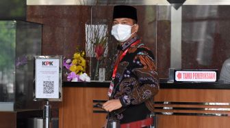 Ketua Komisi VIII DPR Yandri Susanto tiba untuk menjalani pemeriksaan di Gedung Merah Putih KPK, Jakarta, Selasa (30/3/2021). ANTARA FOTO/Indrianto Eko Suwarso
