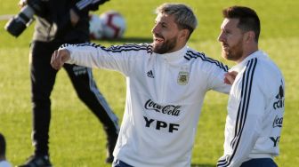 Pesan Emosional Lionel Messi untuk Sergio Aguero yang Terpaksa Gantung Sepatu