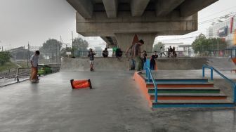 Tak Kalah dari Jakarta! Serunya Main Skateboard di Kolong Flyover Purwosari