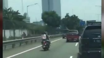 Aksi Emak-Emak Bonceng Dua Anaknya Naik Sepeda Motor Masuk Jalan Tol