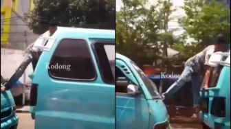 Otot Kawat Kaki Baja, Cara Dorong Mobil Kelewat Ekstrem Ini Bikin Ternganga