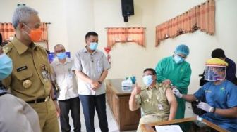 Tinjau Vaksinasi Guru, Ganjar Pastikan Pembelajaran Tatap Muka