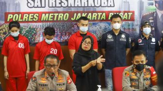 Aktor Agung Saga dihadirkan saat rilis kasus narkoba yang menjeratnya di Polres Metro Jakarta Pusat, Rabu (31/3/2021). [Suara.com/Alfian Winanto]