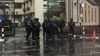 Polisi berjaga di depan gedung Mabes Polri, Jakarta, Rabu (31/3).  [Suara.com/Oke Atmaja]