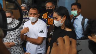 Pasangan Vicky Prasetyo dan Kalina Oktarani berharap segera dikaruniai momongan. Hal ini disampaikan saat keduanya menyambangi Polres Metro Jakarta Pusat, Rabu (31/3/2021). [Suara.com/Alfian Winanto]