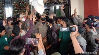 Ingin Bertemu Bupati Sumenep, Mahasiswa Bentrok dengan Satpol PP