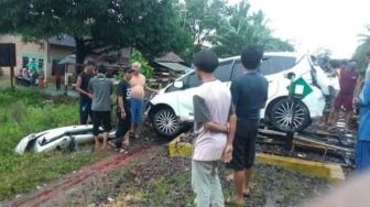 Mobil Honda Jazz Ditabrak Kereta Api di Lampung Utara, Sopir Tewas