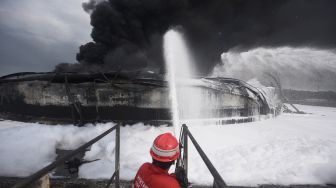 Tim HSSE & Fire Fighter Pertamina berupaya memadamkan api di lokasi insiden terbakarnya tangki penyimpan BBM di Kilang Balongan RU VI, Indramayu, Jawa Barat, Rabu (31/3/2021). [ANTARA FOTO]