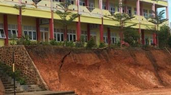 Hujan Terus Mengguyur, SMAN 21 Batam Terancam Longsor