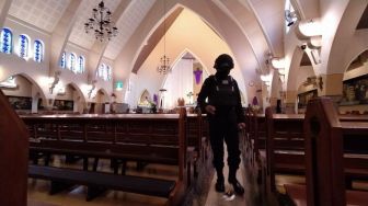 Gegana Brimob Polda Maluku Sterilkan Gereja Jelang Ibadah Malam Natal