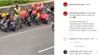 Viral Tukang Parkir Selamatkan Helm saat Hujan, Publik: Rp 100 Ribu Kukasih