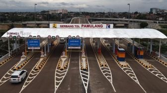 Foto udara memperlihatkan Gerbang Tol Pamulang jalan tol Serpong Cinere di Pamulang, Tangerang Selatan, Banten, Kamis (1/4/2021).  ANTARA FOTO/Muhammad Iqbal
