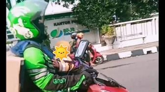 Sambil Bawa Bayi di Gendongan, Ibu Ini Tetap Narik Ojek Online