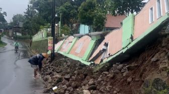 Hujan Angin Terjang Kerjo Karanganyar, Bangunan SD dan Rumah Rusak