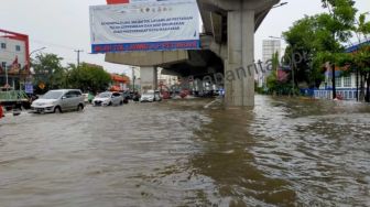 Dampak Hujan Badai di Kota Makassar, Banjir di Jalan Raya Sampai Paha