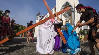 Sejumlah Orang Muda Katolik melaksanakan prosesi Tablo Jalan Salib di Gereja Santo Paulus, Kota Pekanbaru, Provinsi Riau, Jumat (2/4/2021). ANTARA FOTO 
