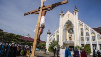 Sejumlah Orang Muda Katolik melaksanakan prosesi Tablo Jalan Salib di Gereja Santo Paulus, Kota Pekanbaru, Provinsi Riau, Jumat (2/4/2021).  ANTARA FOTO 
