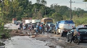 Kondisi Jalan Poros Samarinda-Bontang Rusak Parah, Sebabkan Antrean Panjang