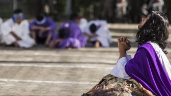 Sejumlah Orang Muda Katolik melaksanakan prosesi Tablo Jalan Salib di Gereja Santo Paulus, Kota Pekanbaru, Provinsi Riau, Jumat (2/4/2021). ANTARA FOTO 
