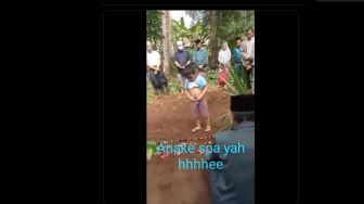 Viral! Muncul di Tengah Acara Pemakaman, Aksi Bocah Ini Bikin Ibunya Malu