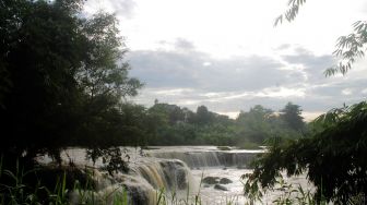 Suasana Curug Parigi di Kampung Parigi, Bantargebang, Kota Bekasi, Jumat (02/04/21).  [Suara.com/Dian Latifah] 