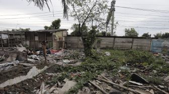 Seorang anak bermain di Kampung Bayam, Papanggo, Tanjung Priok, Jakarta Utara, Sabtu (3/4/2021). [Suara.com/Angga Budhiyanto]