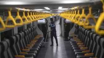 Petugas membersihkan kereta bandara premium di Stasiun Manggarai, Jakarta, Sabtu (3/4/2021). [ANTARA FOTO/Akbar Nugroho Gumay]